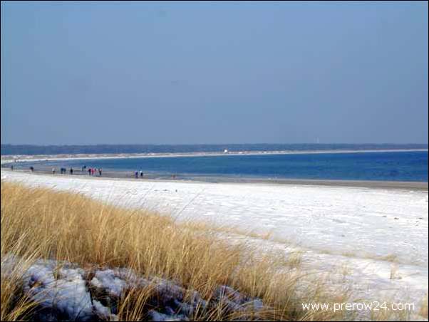 Der Strand vom Ostseebad Prerow im Winter